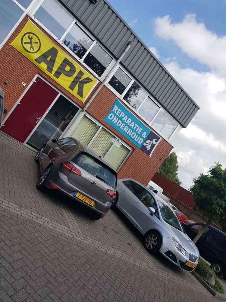 Moderne autogarage met hefbrug en auto